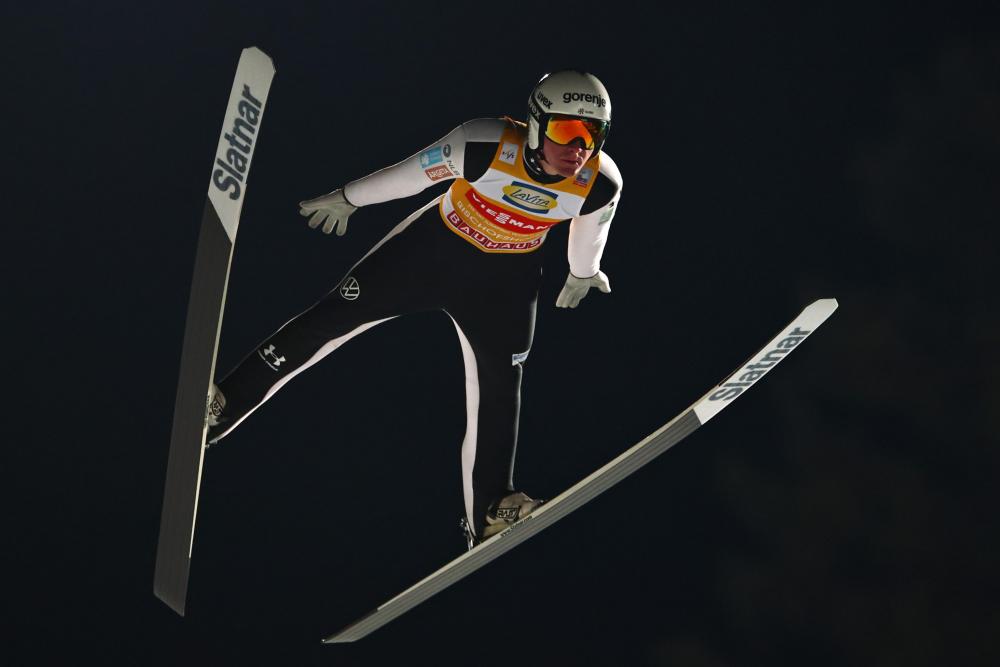 Domen Prevc osvojil zlatega orla deset let po Petru