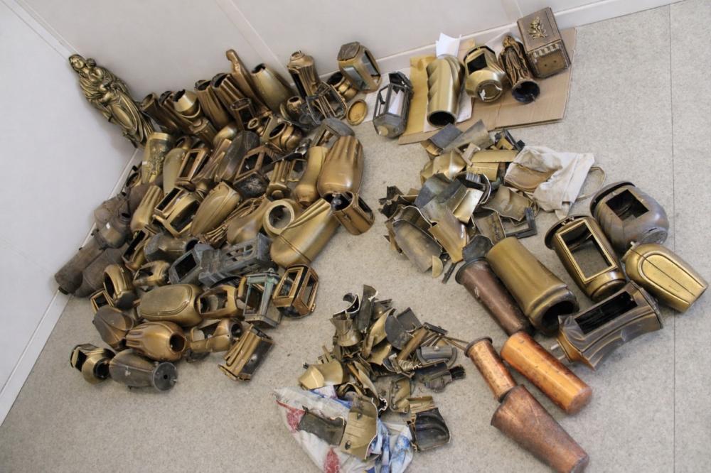 Z grobov sta kradla lanterne in okrasne predmete