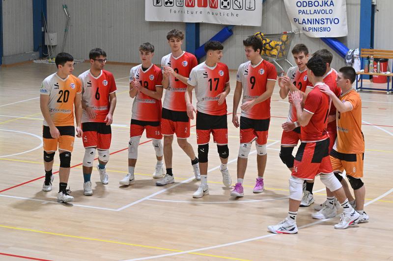 Zmagi za SloVolley in Sočo, Zalet brez moči