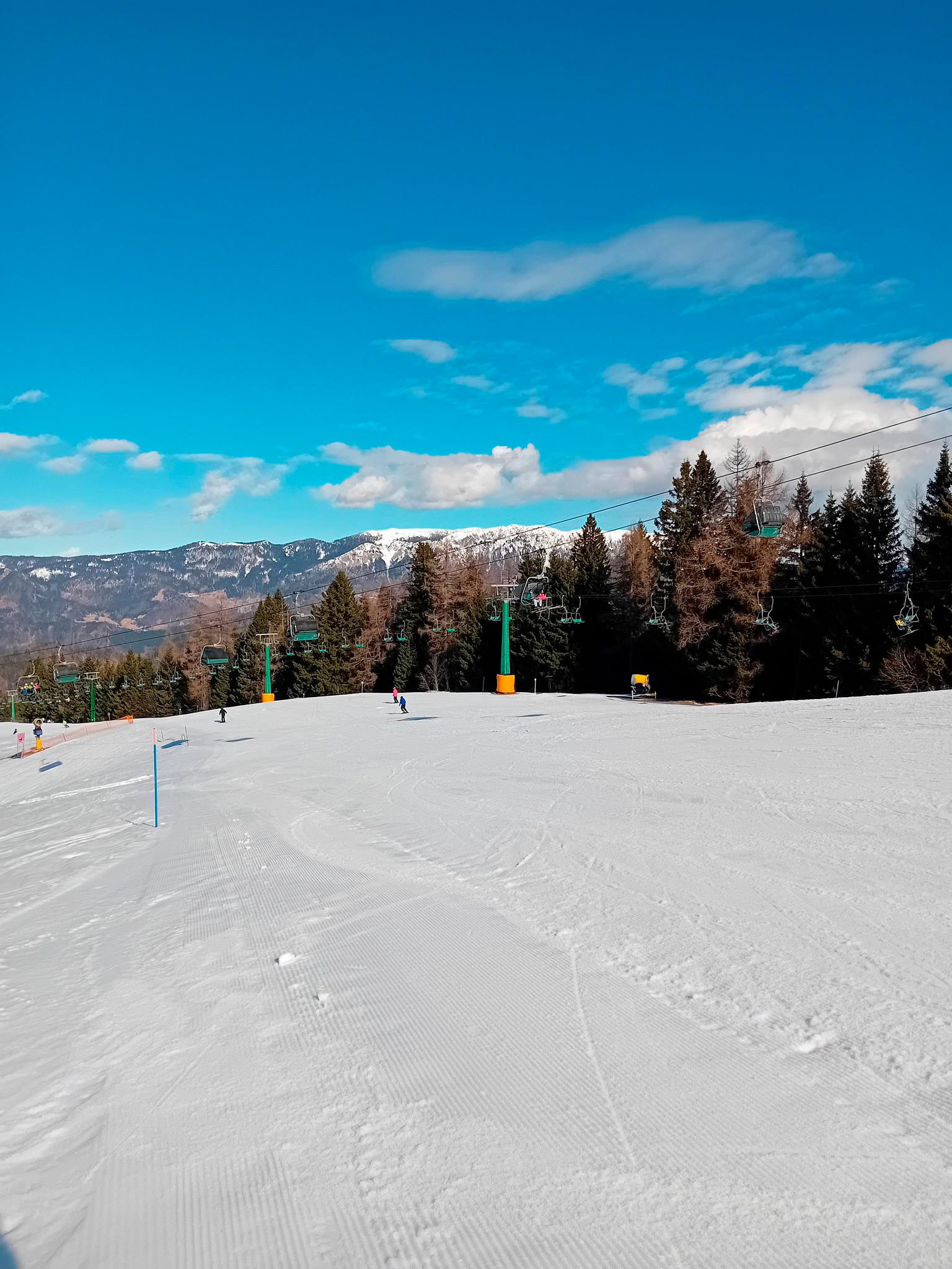 Na smučišču Cerkno silovito trčila smučarka in smučar