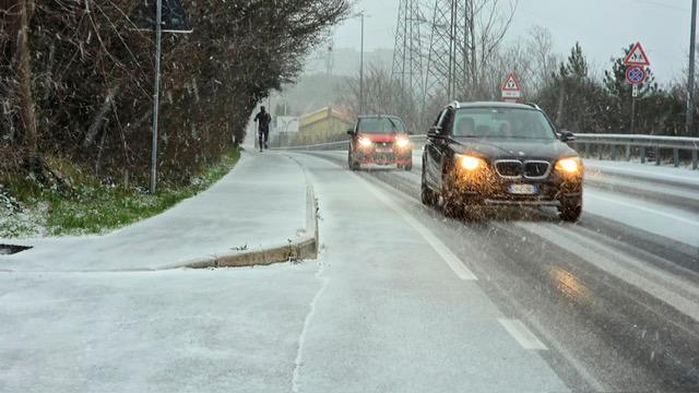 Sneg pobelil Kraško planoto, sneži tudi v Trstu (foto in video)