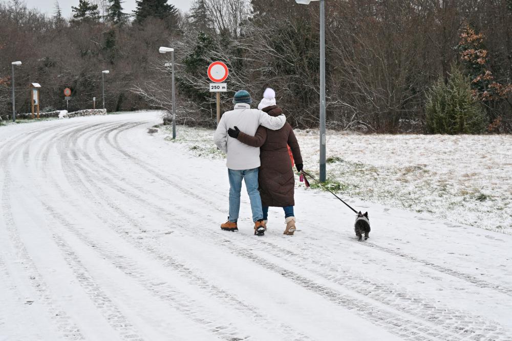 Rahlo sneženje tudi jutri, v četrtek izrazita ohladitev