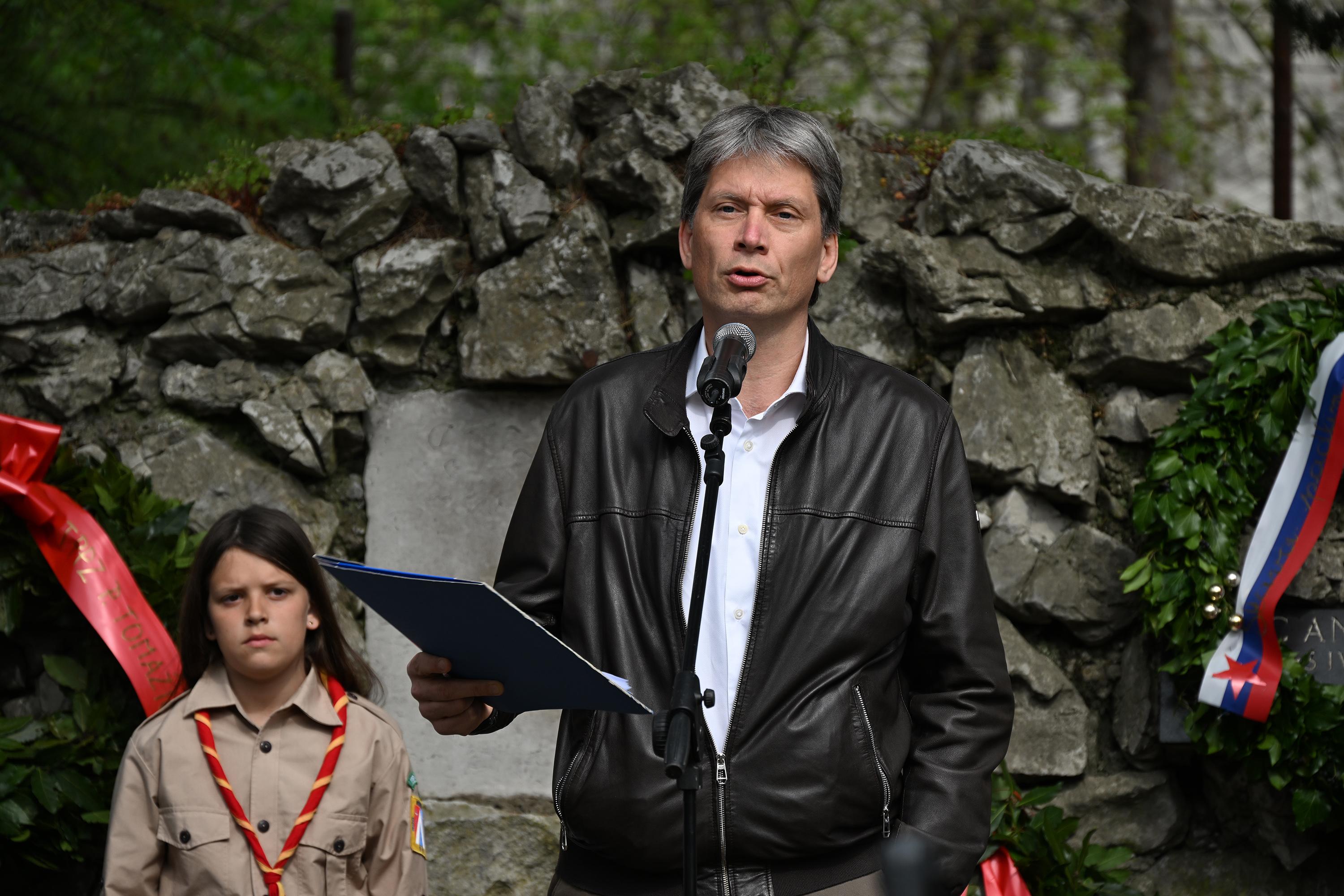 Vojno nasilje v Operacijski coni Jadransko primorje: ustrelitev 71 talcev na Opčinah 3. aprila 1944