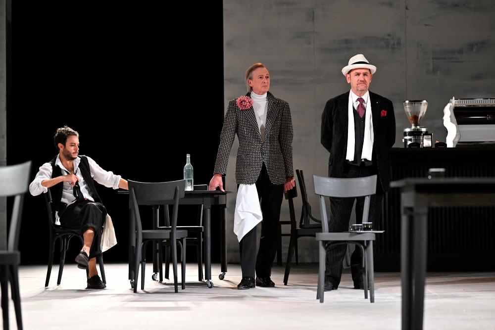 Kavarna Janusza Kice solidno odpira sezono tržaškega gledališča