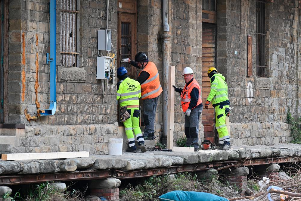 Kvestorica humanitarcem obljubila ukrepe za odpravo težav