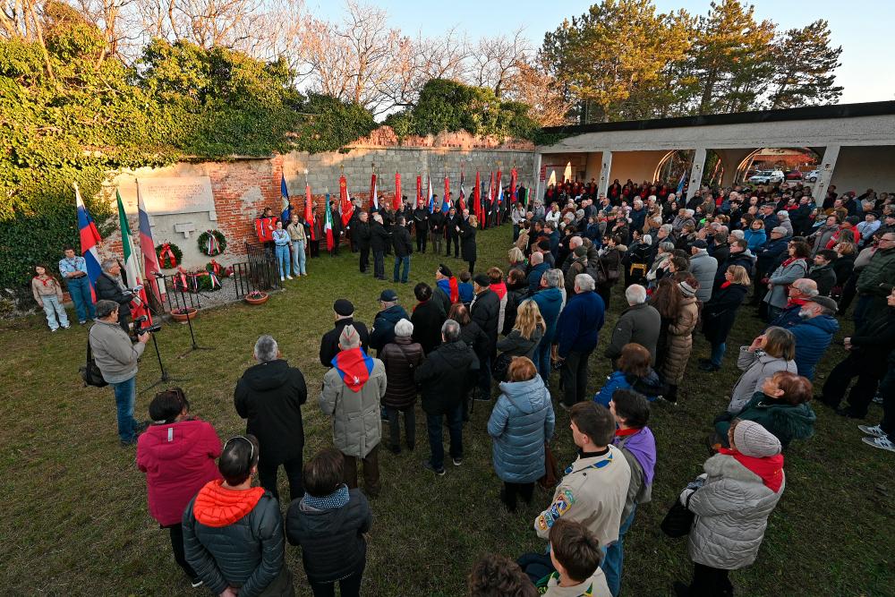 Desnosredinska večina zavrnila tudi več predlogov, ki so pomembni za Slovence