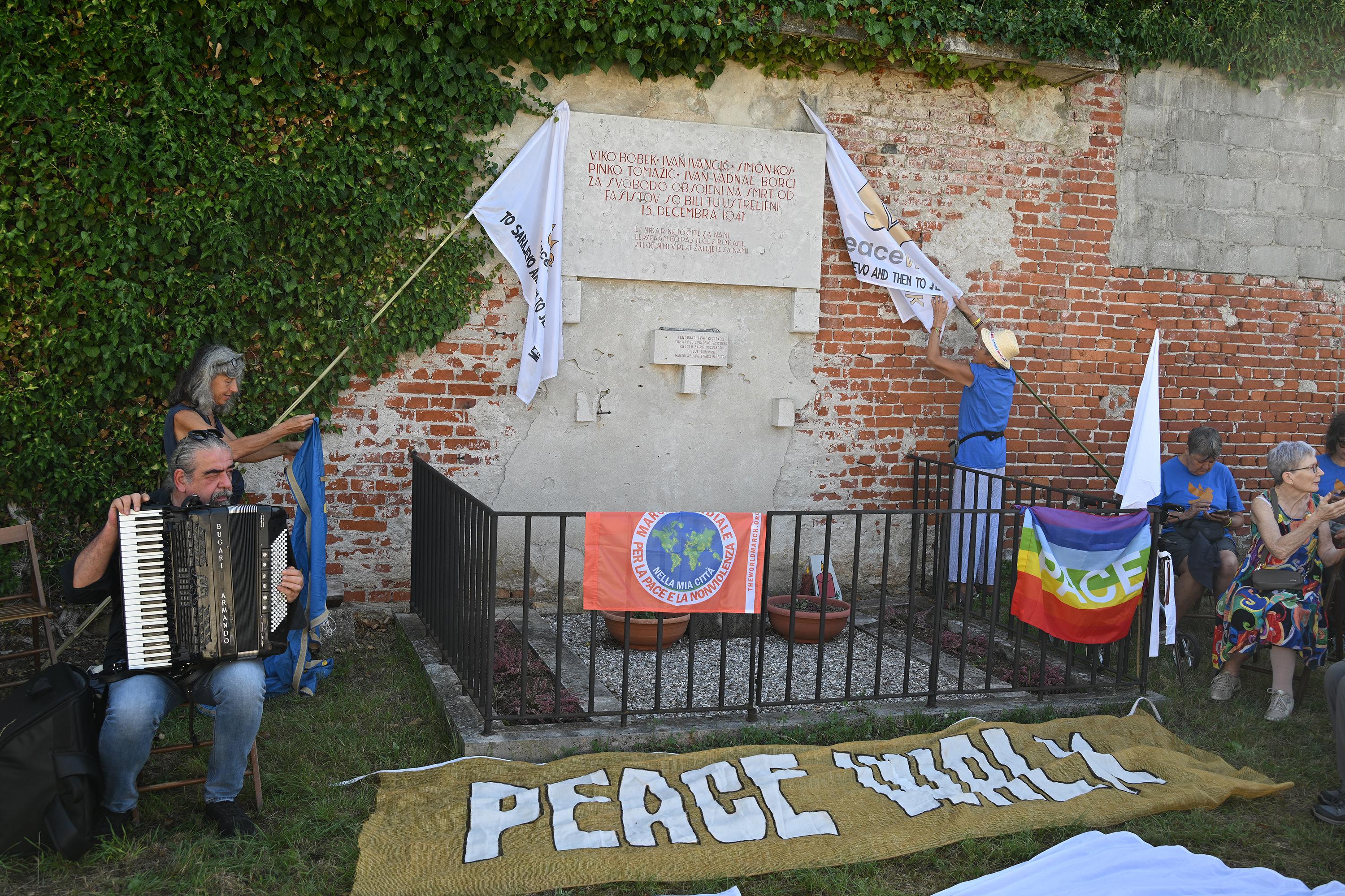 Mirovnike podprla slovenska društva