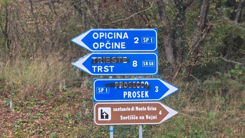 Vandali pomazali italijanska napisa na dvojezičnih tablah