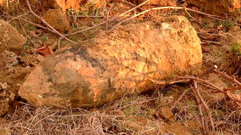 V bližini stanovanjske hiše našli neeksplodirano topovsko granato