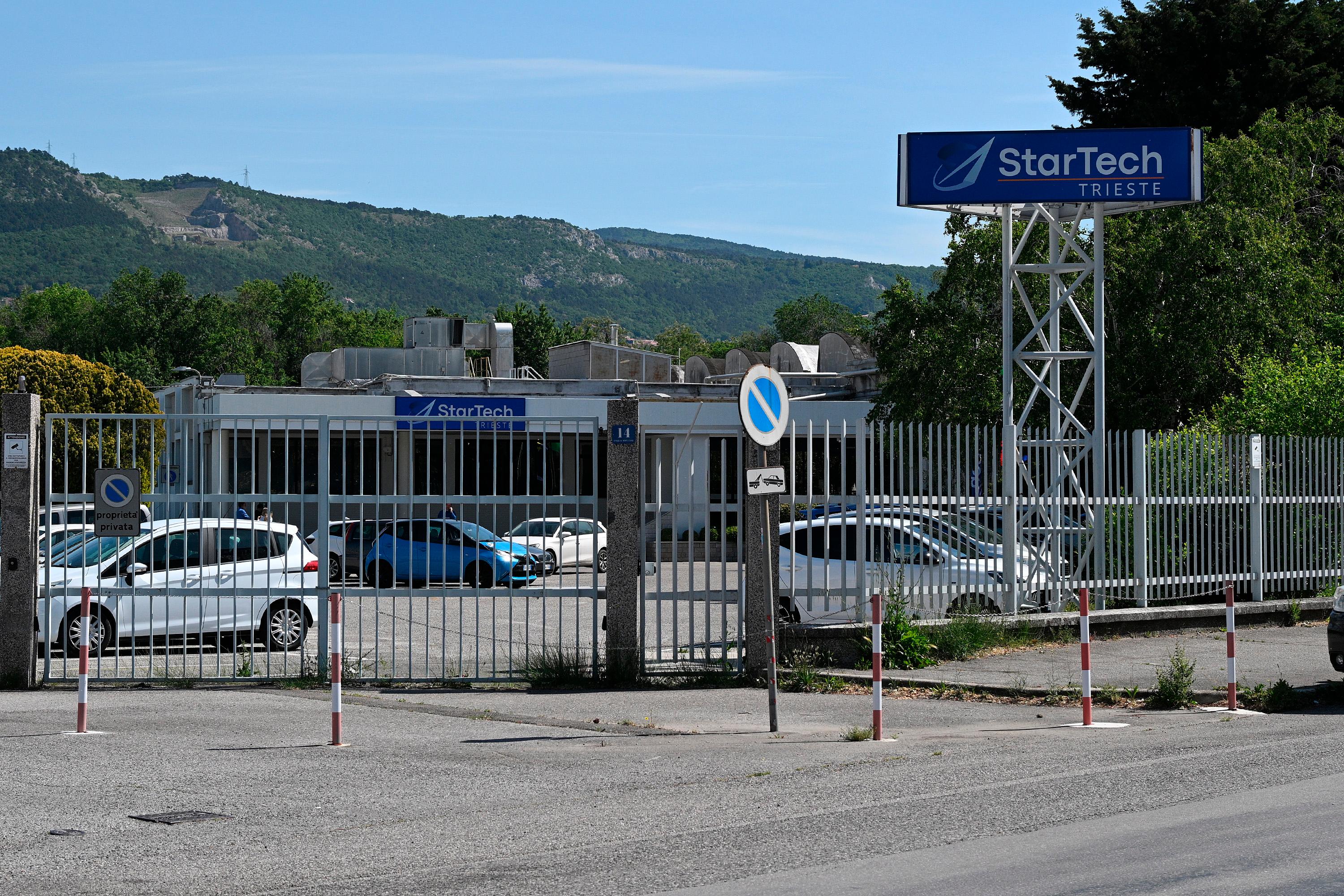 Vodstvo podjetja StarTech na pomembnem sestanku za iskanje rešitev