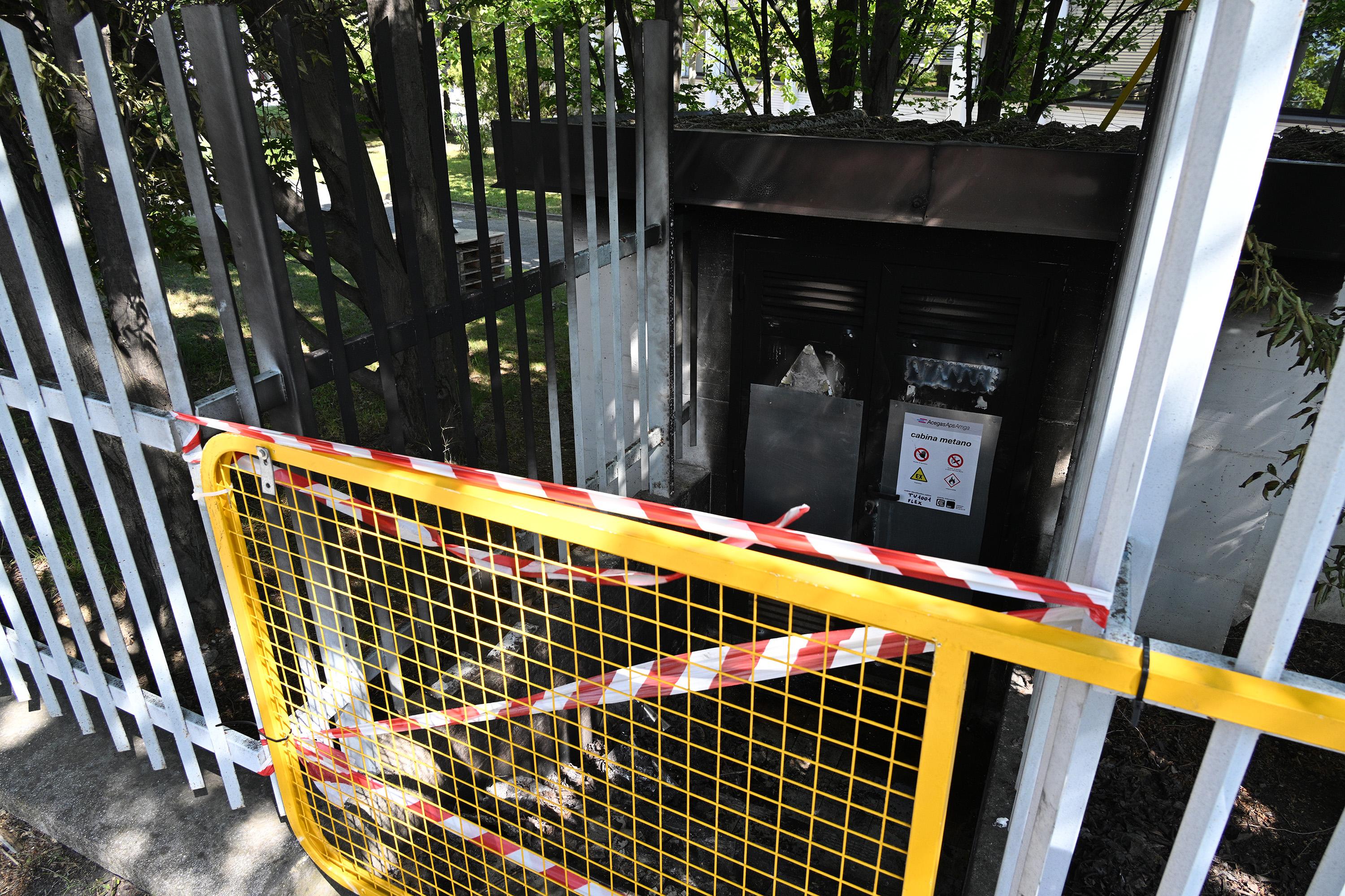 V priporu po poskusu kraje pištole policistki