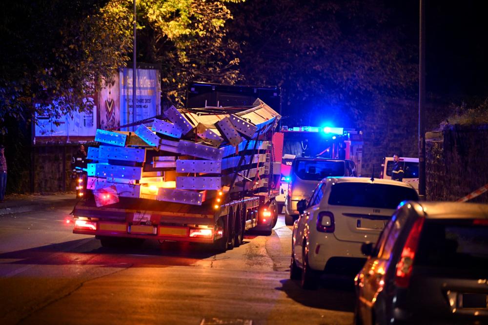 Tovor kovinskih nosilcev se je nevarno premaknil