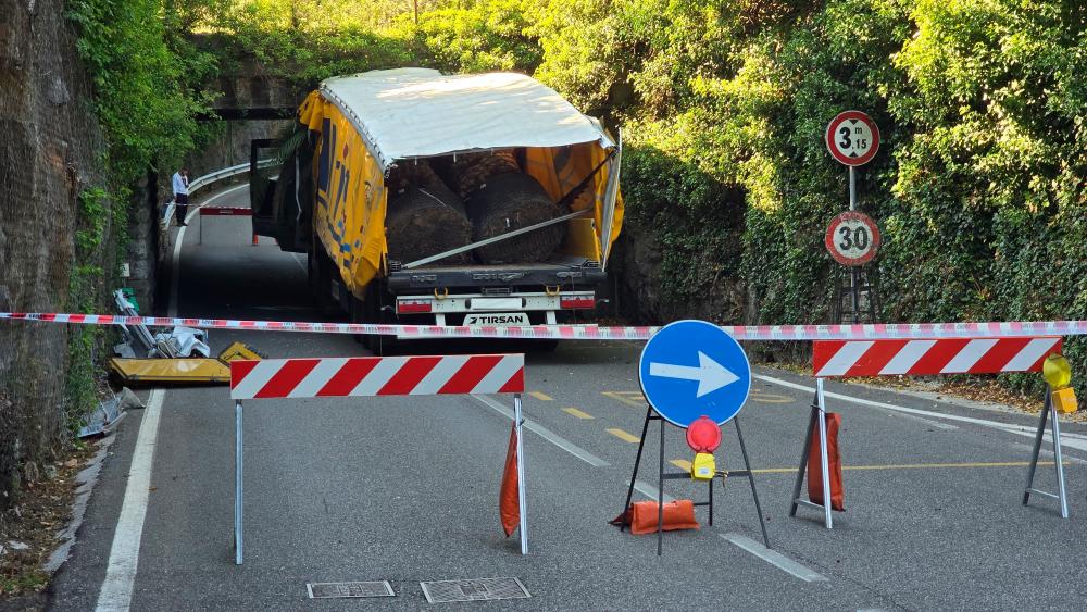 Previsoki tovornjak na cesti med Opčinami in Colom trčil v most
