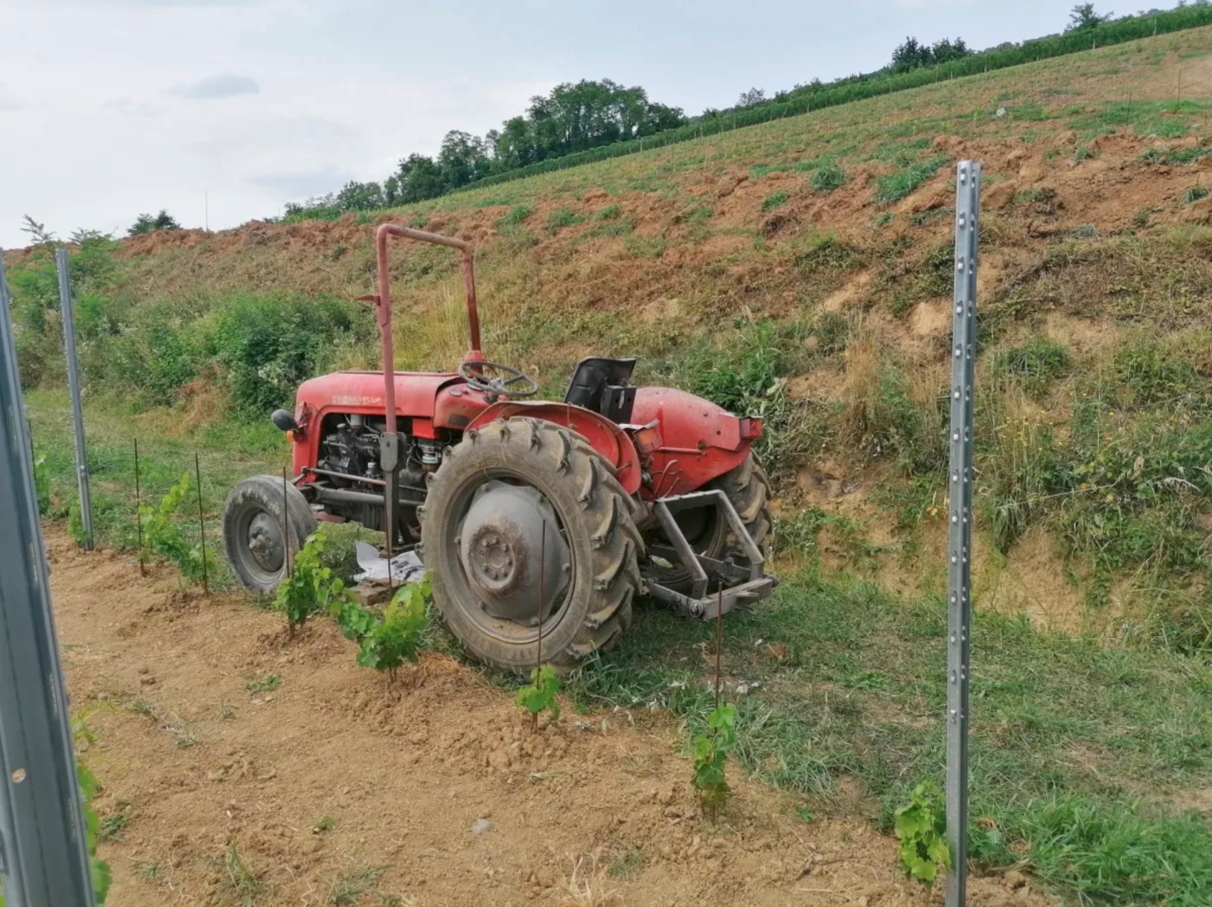 V Avberju se je v nesreči s traktorjem huje poškodoval 16-letnik
