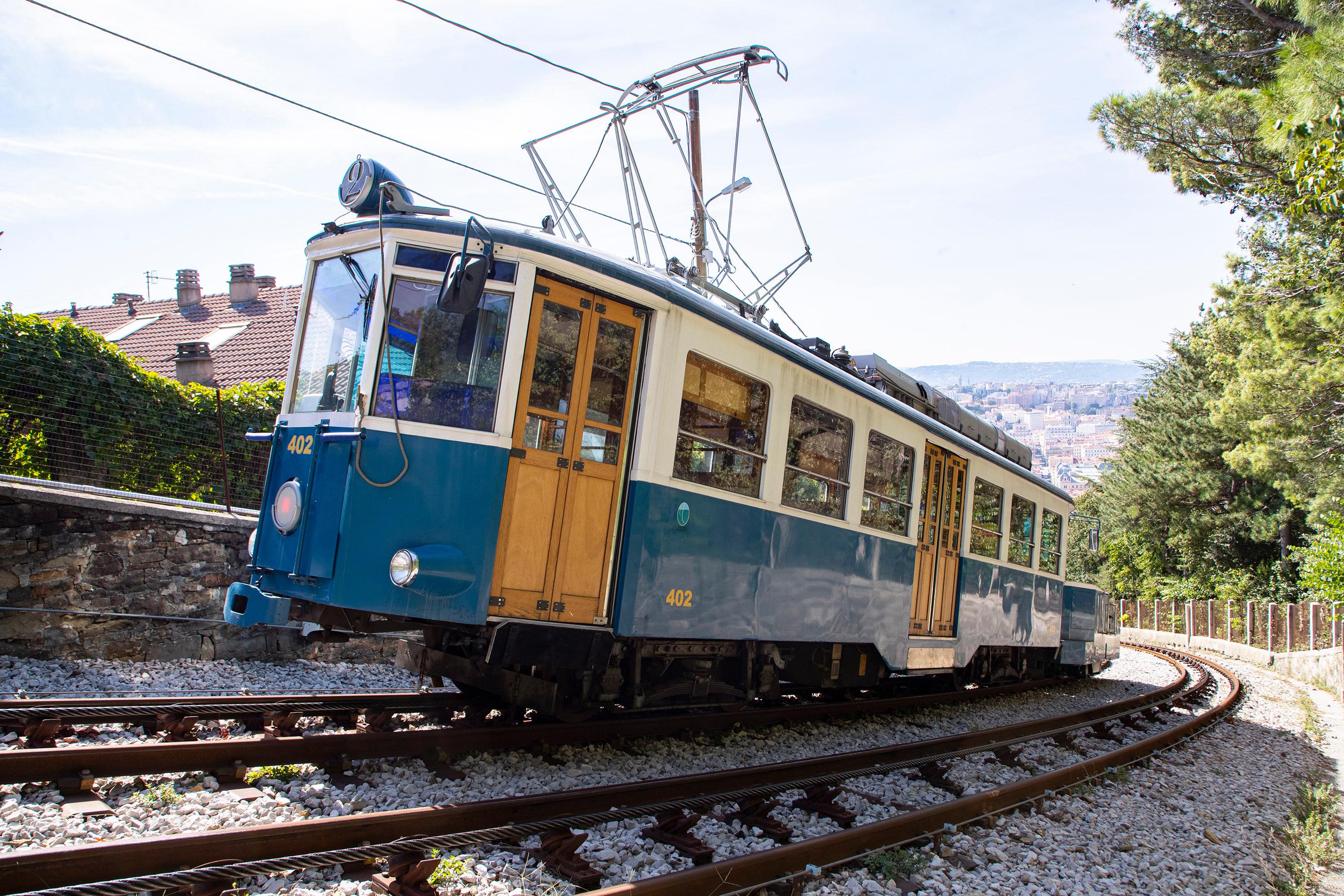 Openski tramvaj odslej brez stoječih potnikov in z več kolesi