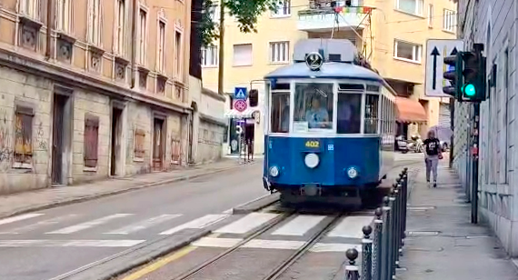Openski tramvaj se je vrnil v Trst (video)