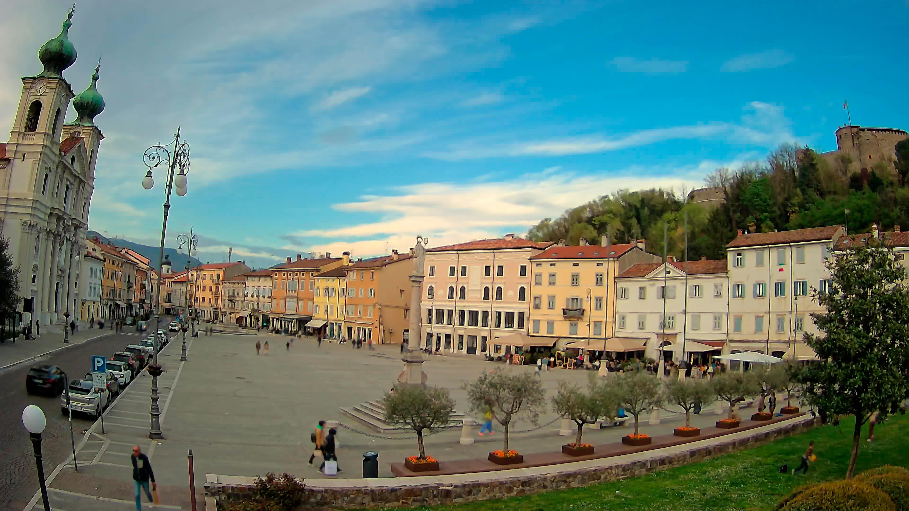 Prazniki s sončnim vremenom in za ta čas visokimi temperaturami