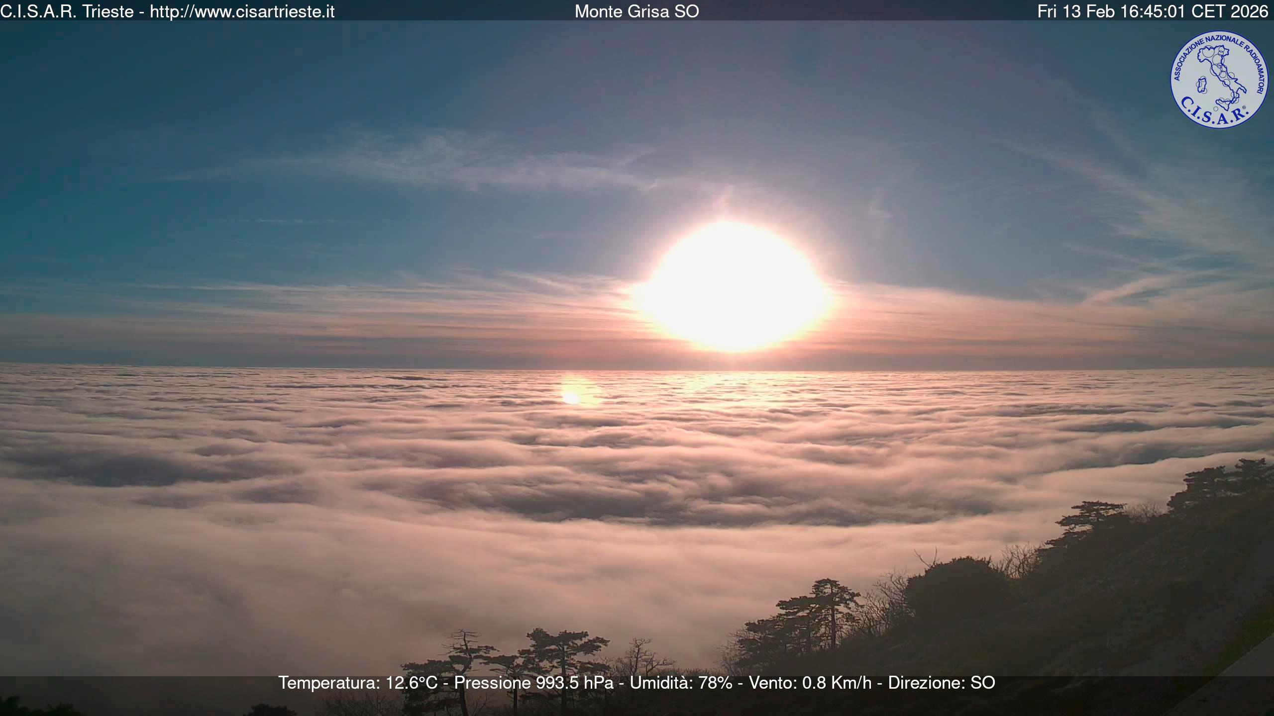 Na Tržaškem je morje prekrila megla