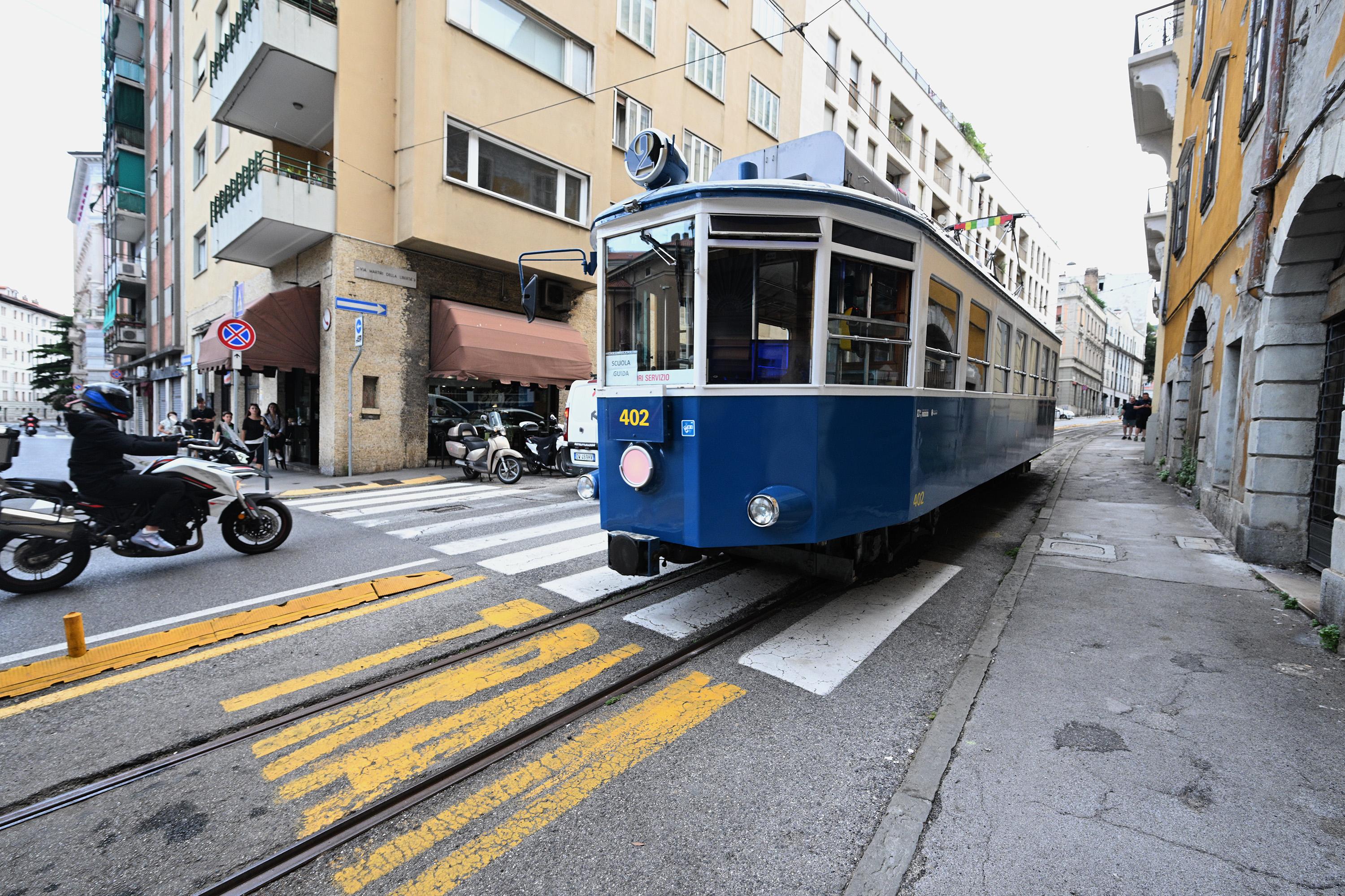 Na tramvaj bo treba še malo počakati