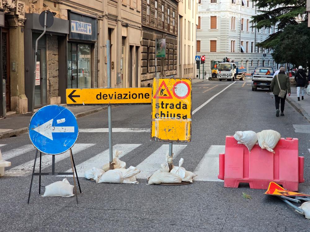 Ulico Tasso zaradi poškodovanega vozišča zaprli za promet