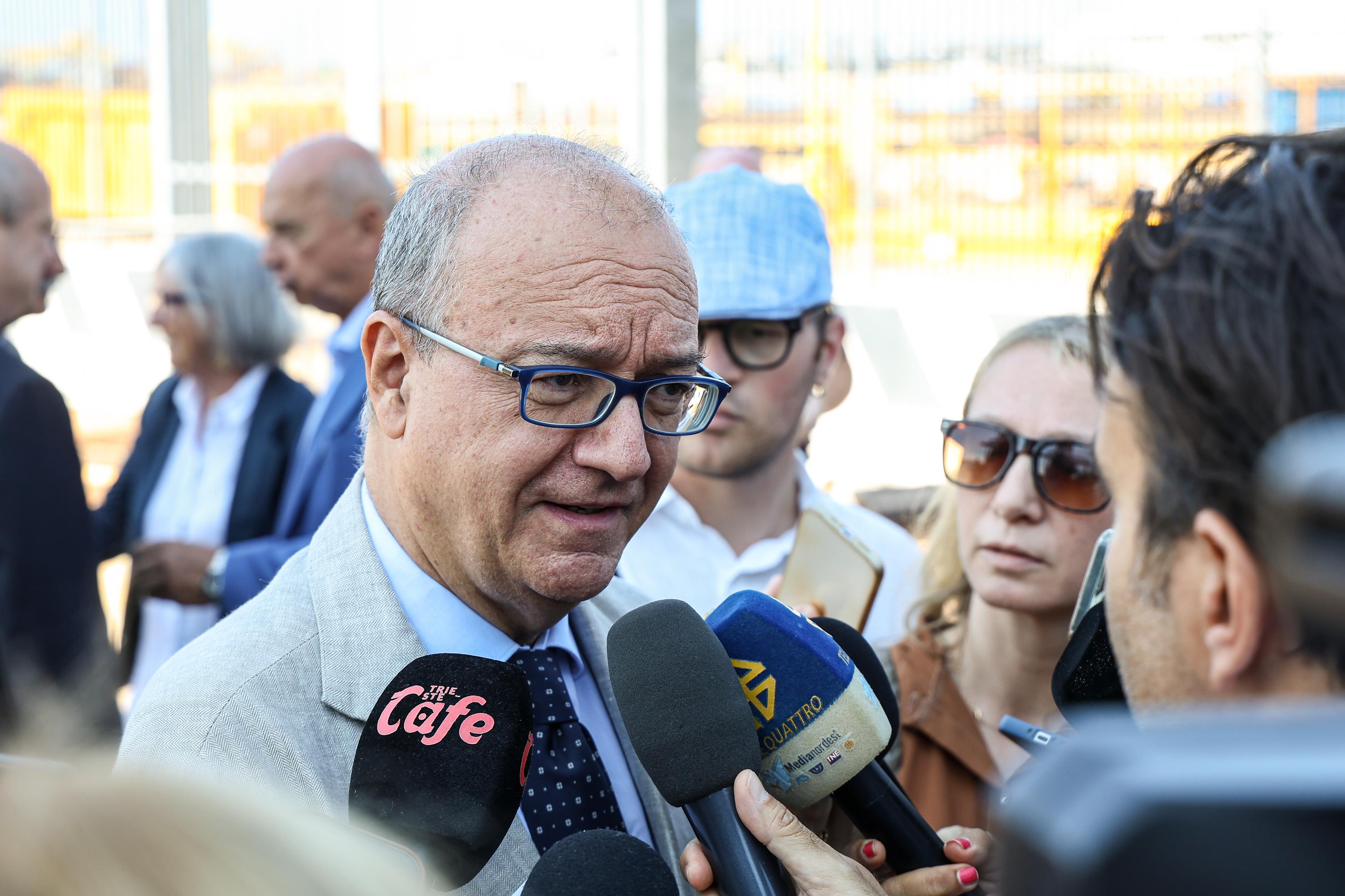 Pred plovbo na Antarktiko je ladjo obiskal minister za šolstvo