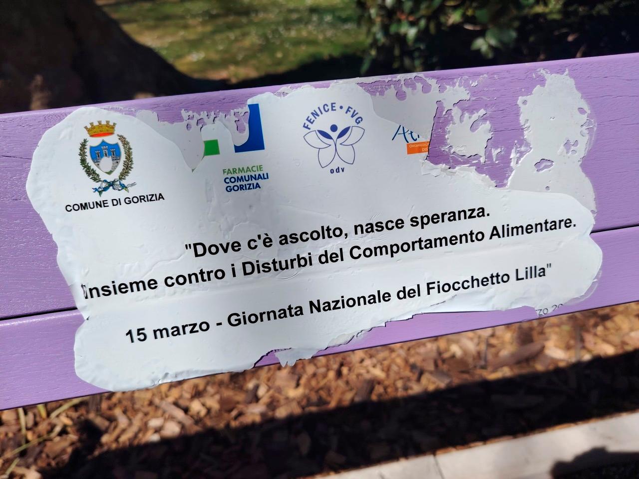 Vandali poškodovali lila klop v goriškem Ljudskem vrtu