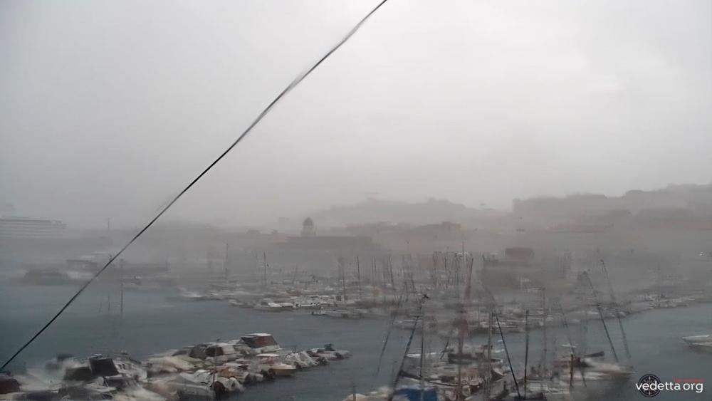 Za uvod naliv, okrepljeni sunki vetra in padec temperature