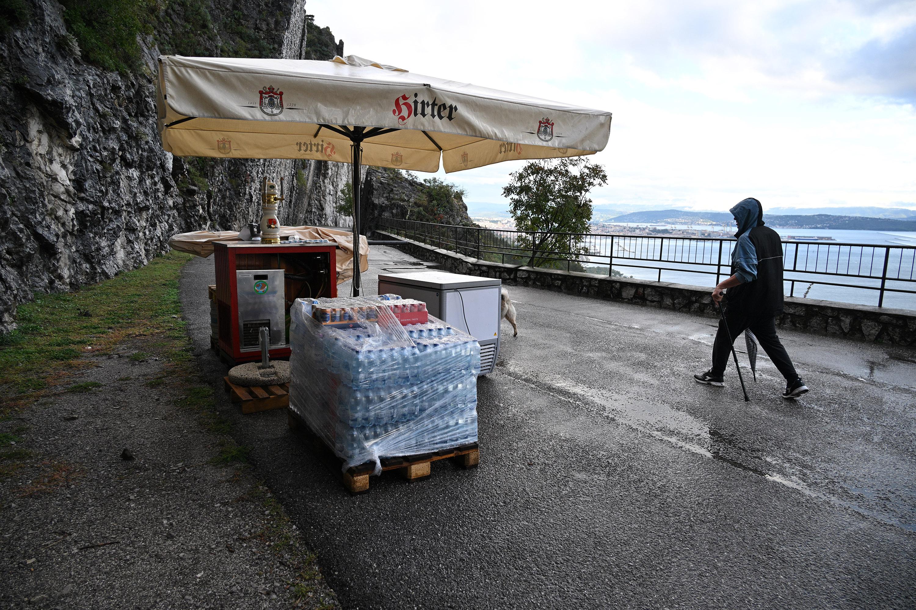 Na obeh koncih Napoleonske poti stojnice slovenskih društev