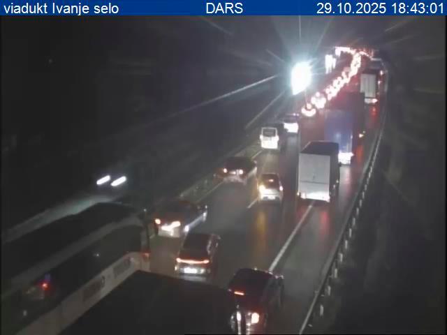 Primorsko avtocesto zaradi nesreče zaprli med Uncem in počivališčem Lom