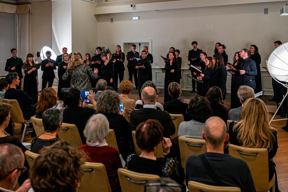 Komorni zbor Vikra navdušil v hotelu Savoia