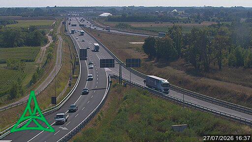 Na avtocesti A4 se je med Vilešem in Palmanovo prevrnil tovornjak s priklopnikom