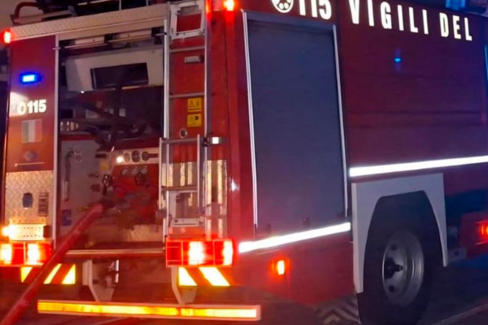 V Škocjanu iz gorečega stanovanja gasilci rešili moškega