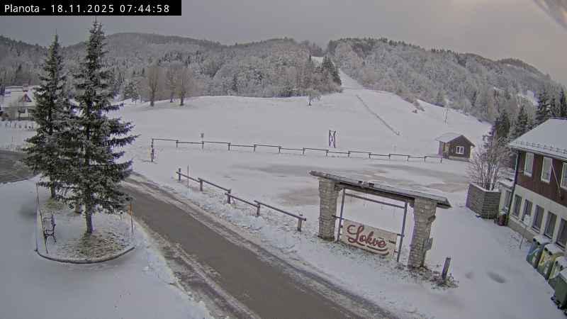 V Gorici toča, na Lokvah sneg