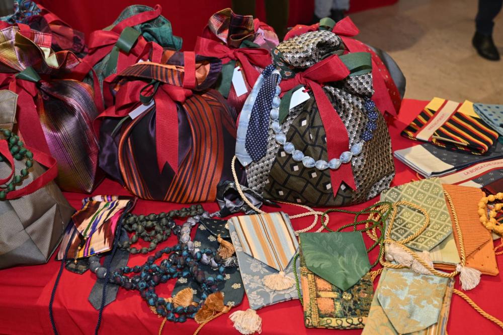 Unikatne ogrlice in torbe, panetoni in čokoladni bomboni