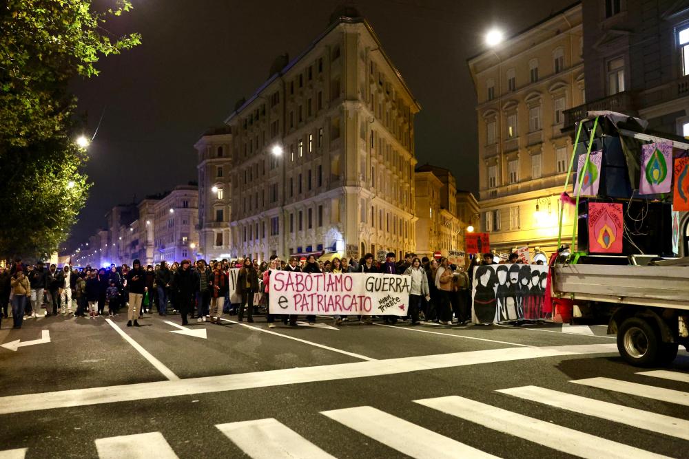 Za pravice žensk na ulici več kot 500 ljudi