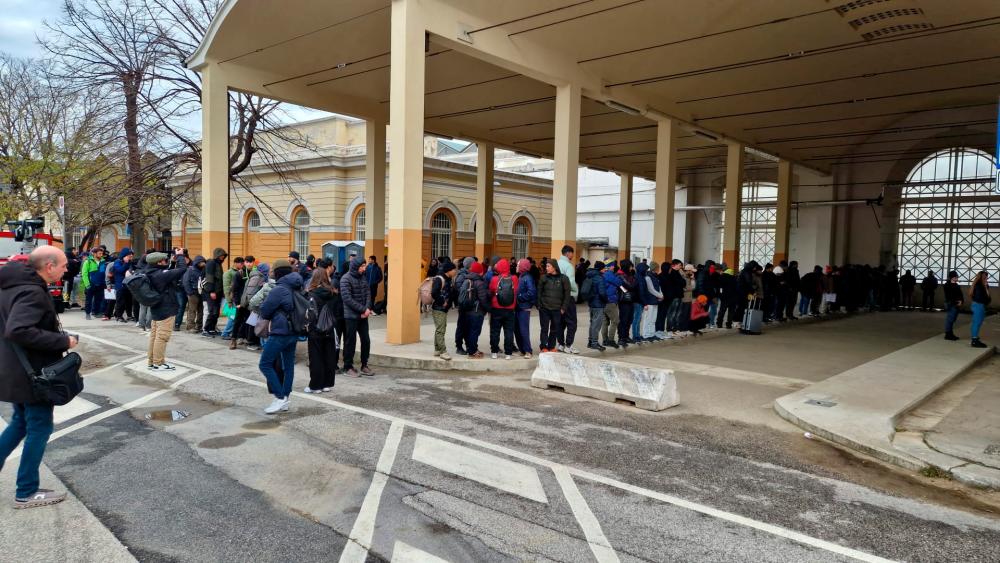 V Starem pristanišču začeli spet seliti migrante