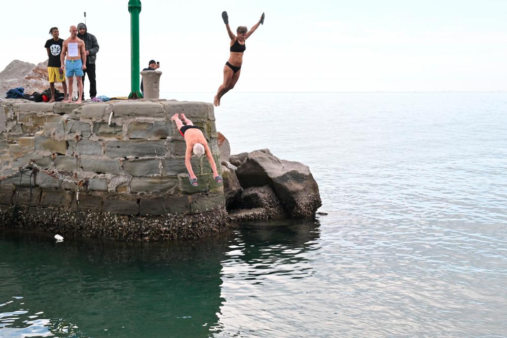 Pri 85 letih ob novem letu spet skočil v morje (video)