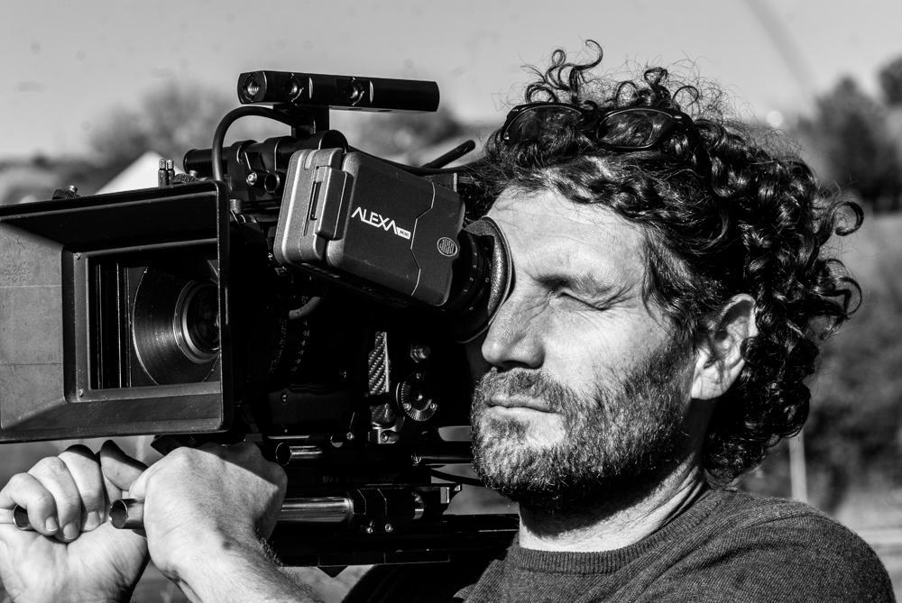 »Prekinitve prostega gibanja ustvarijo bolečino, ki presega fizično plat«