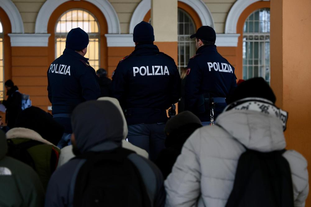 V Starem pristanišču začeli spet seliti begunce