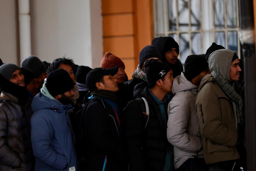 Kljub premestitvi ostaja na cesti več kot sto ljudi