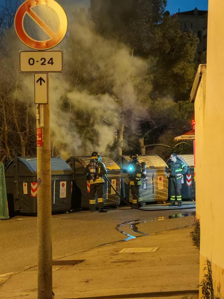 V Ulici Navali zagorel zabojnik za smeti