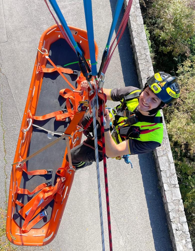 Pod plazom umrl 29-letni gasilec, ki je služboval v Trstu