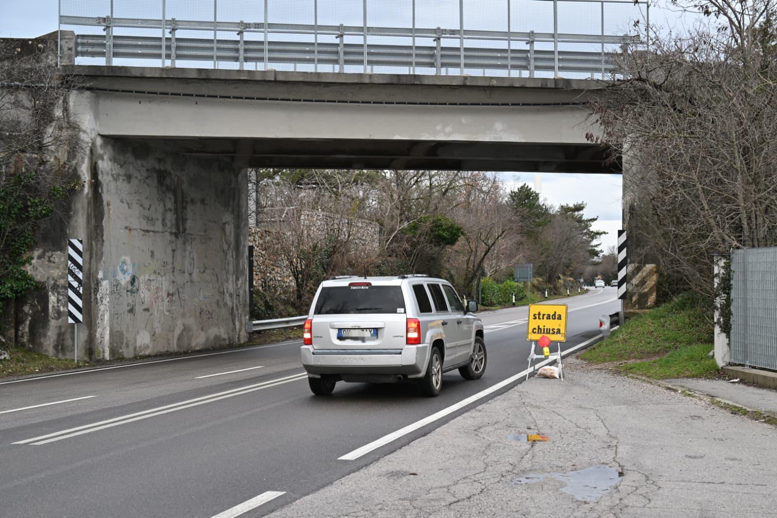Most zaprt, cesta pod njim niti ne, pri Banih pa so težave