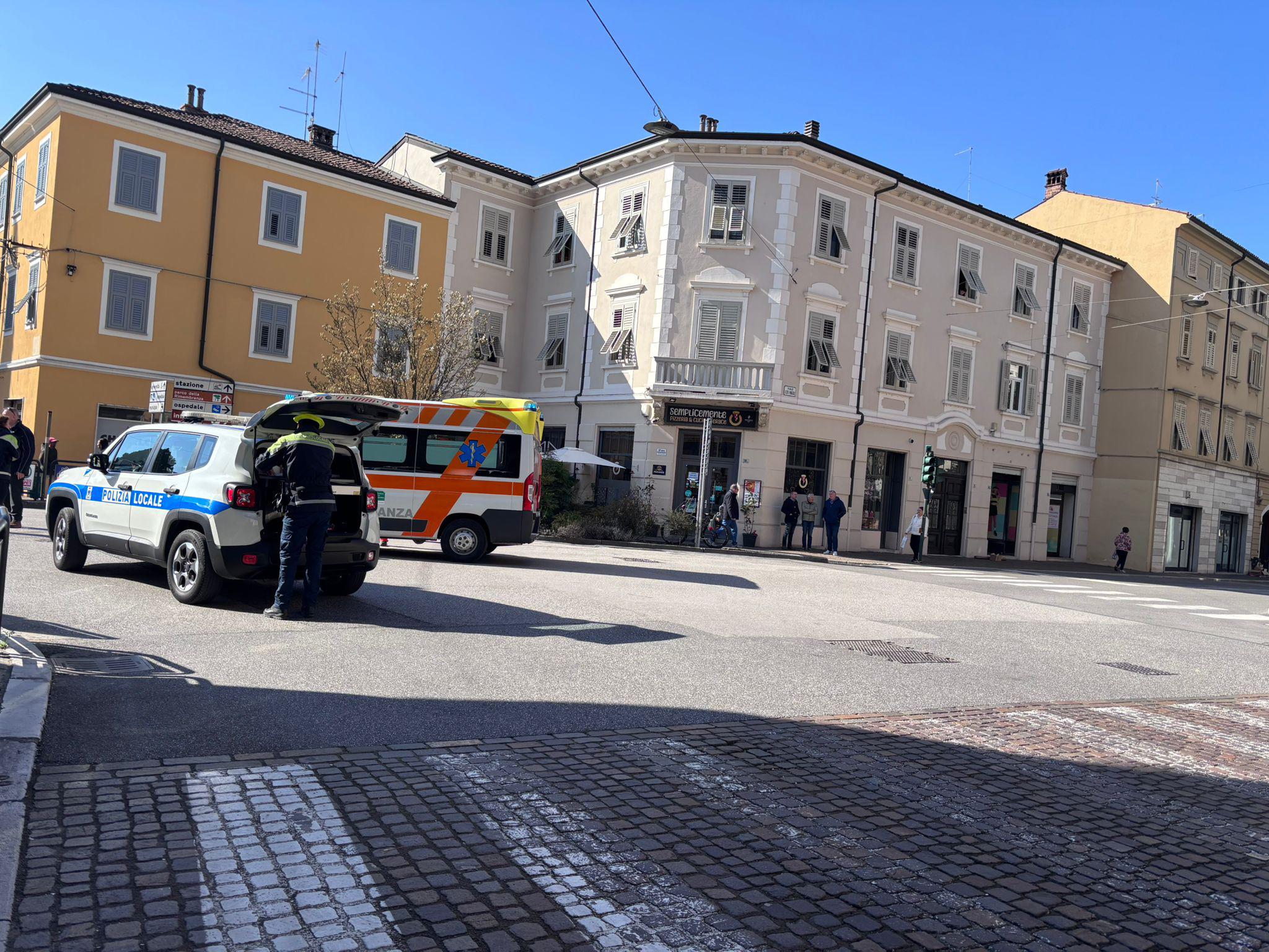 Trčila sta motorist in voznik osebnega avtomobila
