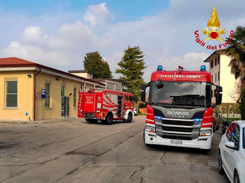 Osnovnošolci in učitelji ob požarnem alarmu zbežali na varno