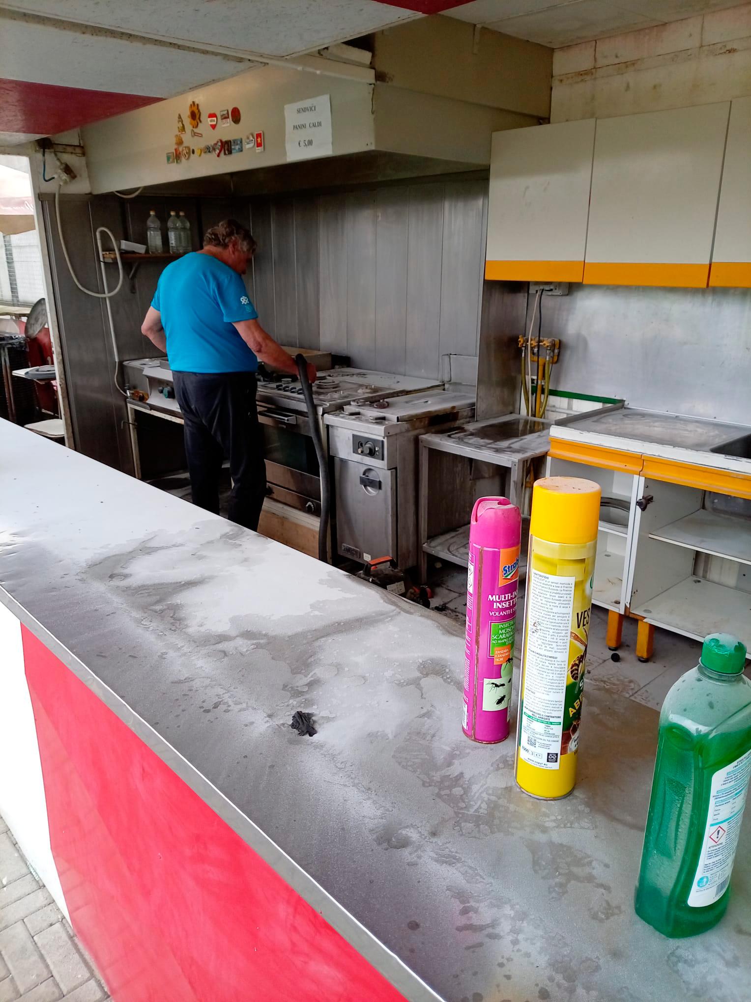 V kuhinji pojedli salamo, nazdravili s penino in izpraznili gasilni aparat