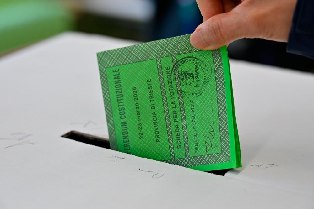 V Italiji danes volišča odprta do 15. ure