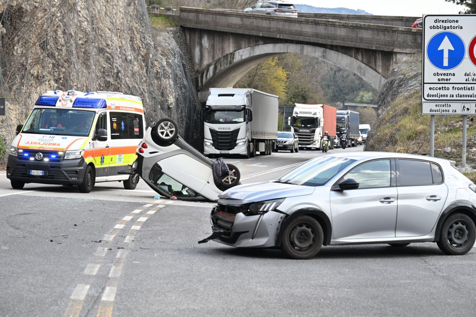 V silovitem trčenju se je prekucnil avtomobil