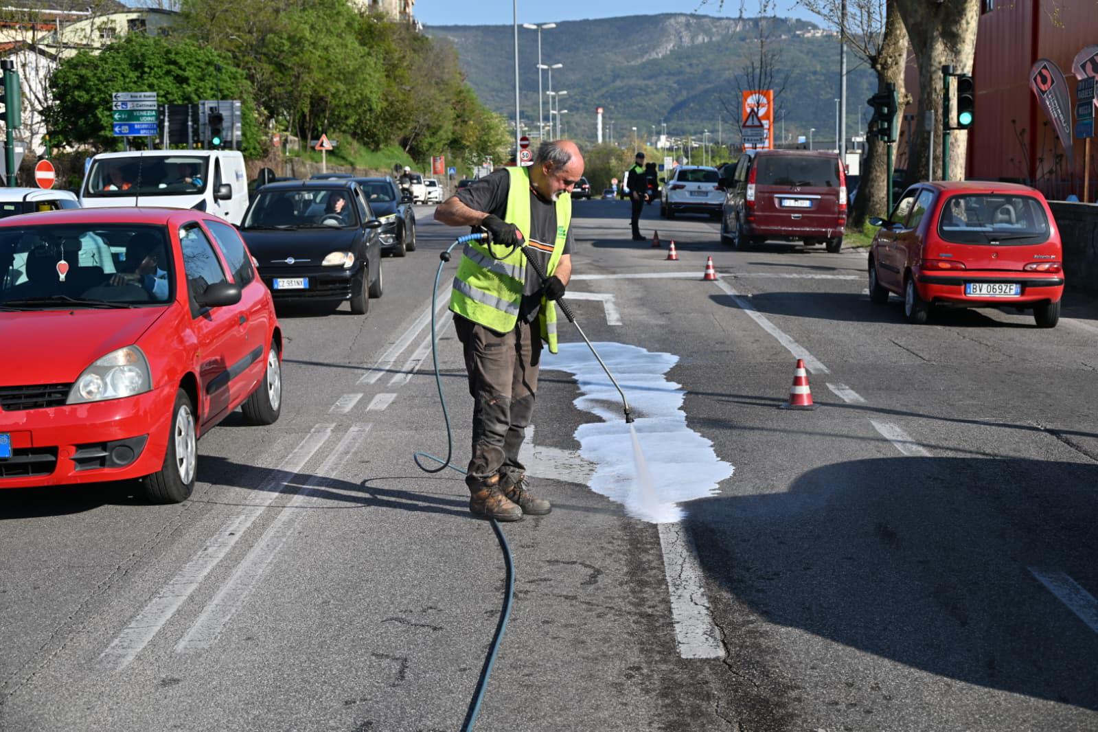 V tržaškem predmestju spolzka snov na cestišču