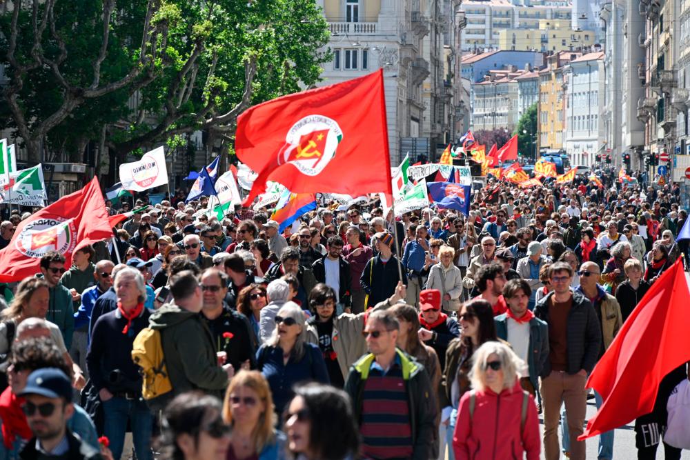 V Trstu večtisočglava množica na ulicah za dostojno delo